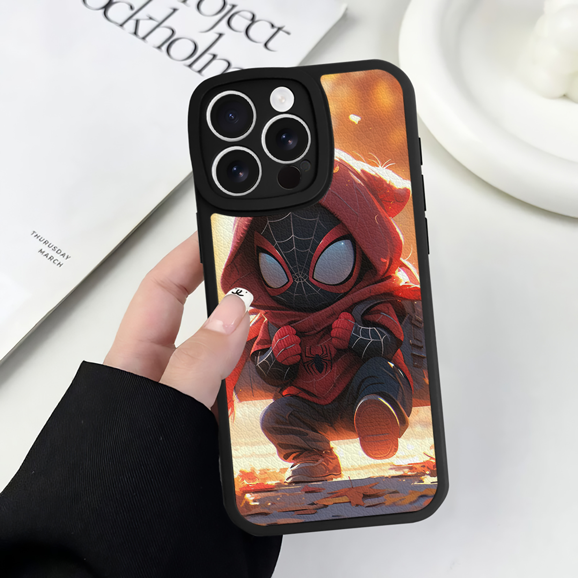 （画像用） Spider Man スパイダーマン 【iPhone 16シリーズ対応】シリコンスマホケース（レザー調） 材質：シリコン